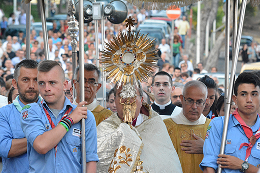 Domenica il ricordo dei migranti per il Corpus Domini La processione procederà dalla Cattedrale al pontile della dogana del porto