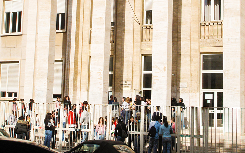 Il liceo, una scuola che assicura  una buona preparazione agli studenti Parlano alcuni genitori che hanno iscritto i loro figli in questo tipo di istituto superiore, che ha raccolto  la metà delle iscrizioni complessive nel nostro Paese