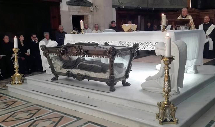 Il corpo di san Salvatore da Horta a Fonni, Bonorva e Sassari Padre Salvatore Morittu: «Vogliamo che ci visiti, ci incoraggi e ci consoli, lui, uomo di Dio esperto di umanità»