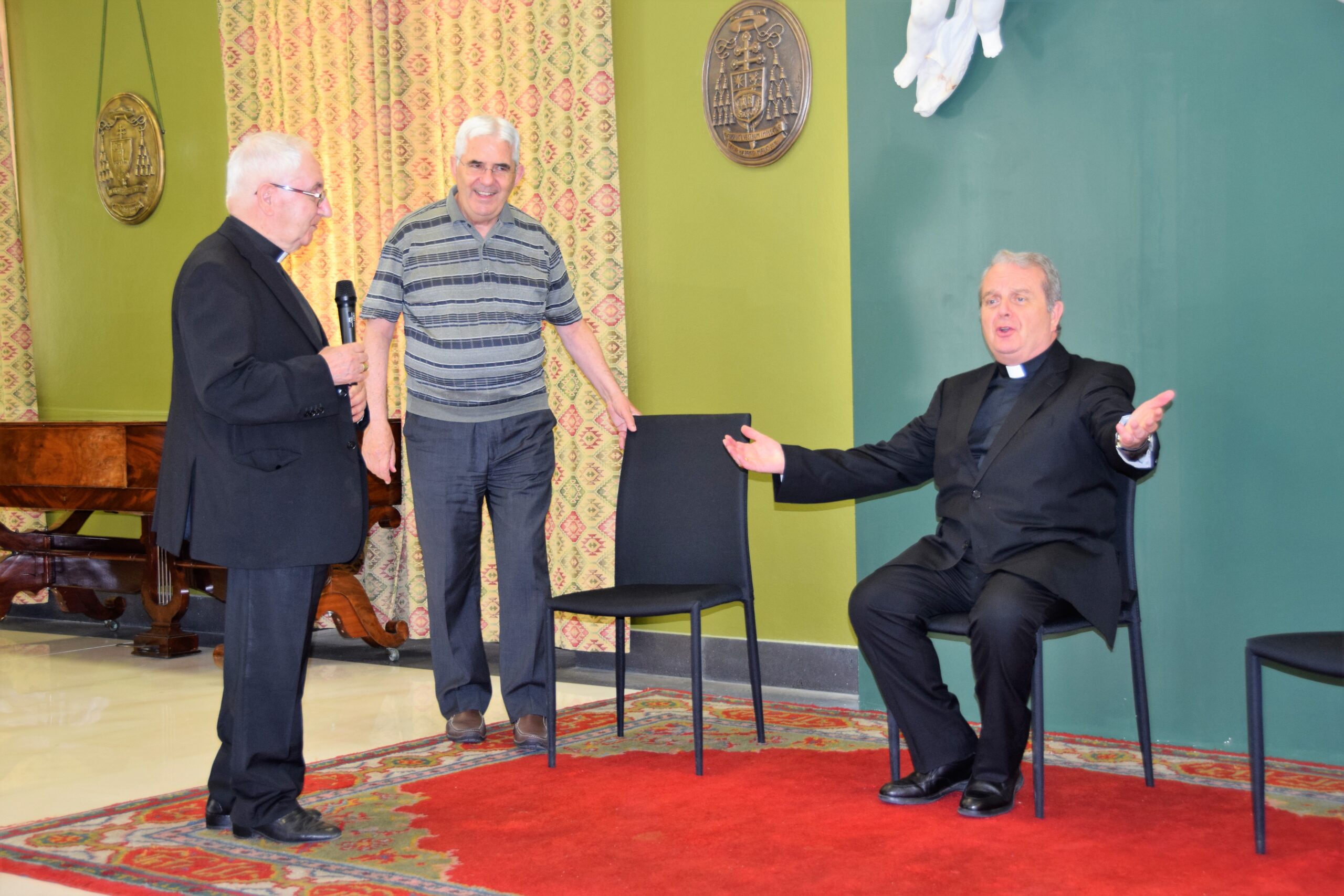 Gli auguri a monsignor Miglio per il 75° compleanno In mattinata ha festeggiato la ricorrenza con i più stretti collaboratori della Curia e degli uffici pastorali