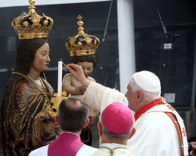 Benedetto XVI dieci anni fa pellegrino a Bonaria Lucia Baire, presidente del Comitato, accolse il Papa il 7 settembre 2008