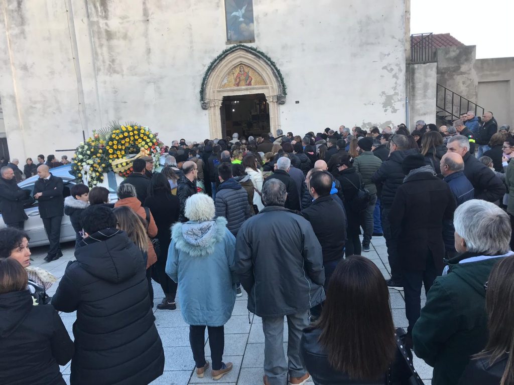 L’abbraccio di San Vito a don Giordano Podda Folla commossa ai funerali del prete scomparso improvvisamente