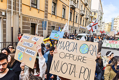 Giovani manifestano per chiedere un futuro certo La richiesta nelle manifestazioni di piazza