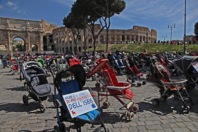 Passeggini vuoti: la protesta a Montecitorio Organizzata dal Forum Famiglie, oggi alle 15.30