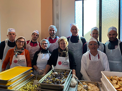 Il Cagliari Calcio in servizio alla Mensa Caritas Tra loro giocatori e dirigenti della squadra rossoblù